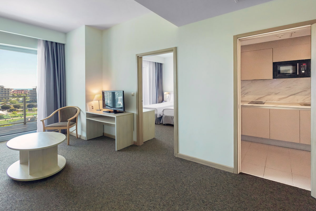 Апартаменты трехкомнатные с кухней