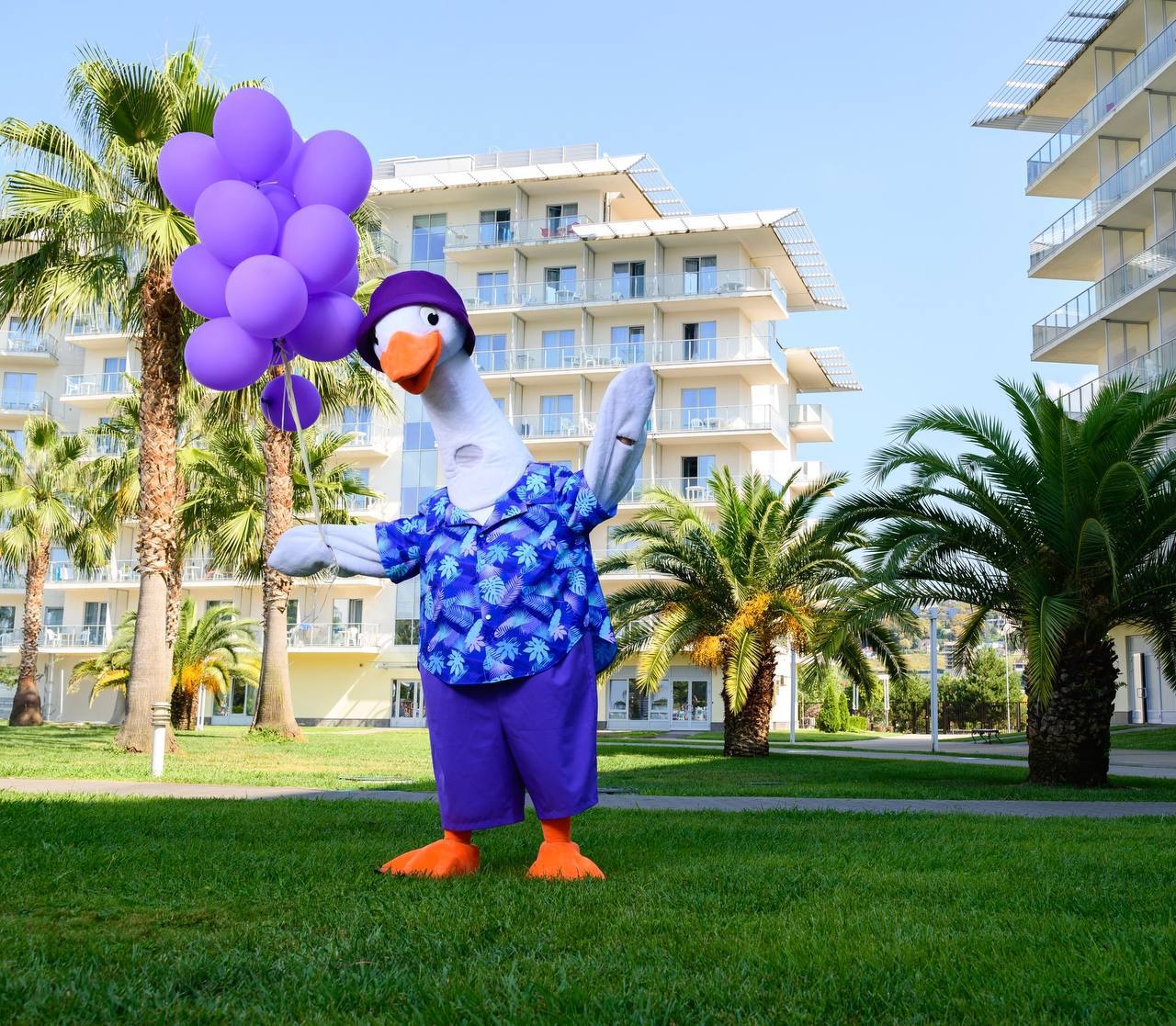 Маскот Сочи Парк Отеля Гоша навестил подопечных в Московском зоопарке