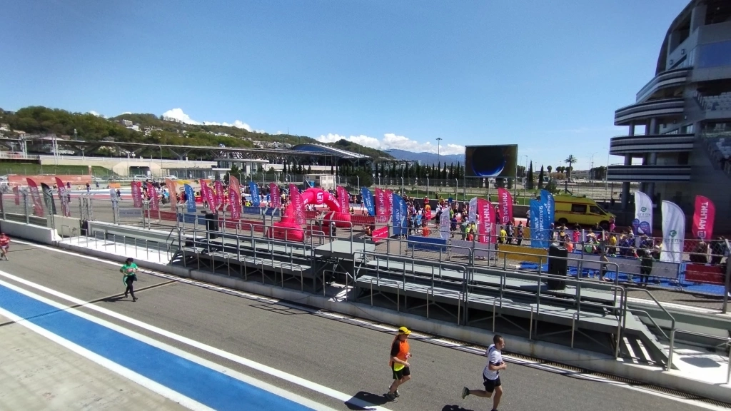 «Сочи Парк Отель» поддержал забег «Сочи Автодром».webp